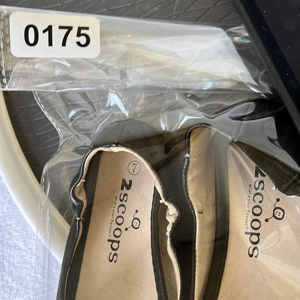 2 Scoops Lambskin ballet flats Almond toe bow black white Size 7